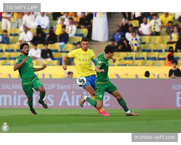 沙特联焦点战上半场利雅得新月掌控局势一球领先展现强劲实力